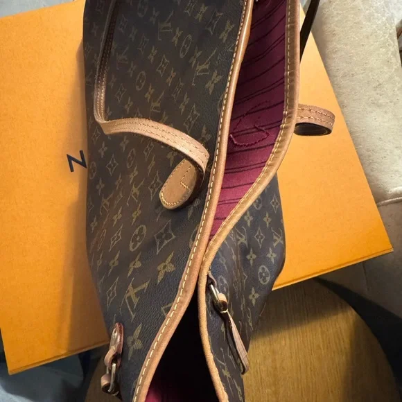 Louis Vuitton GM Monogram Brown Tote Bag - Picture 6 of 16